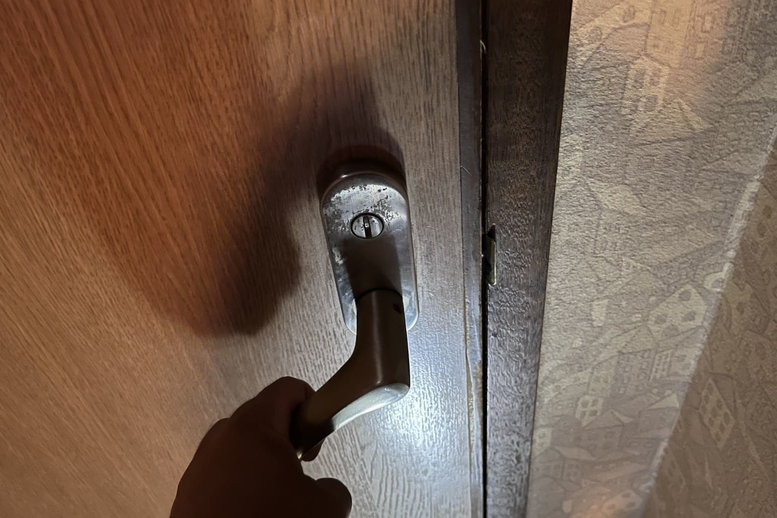 解錠前のトイレの鍵（鍵が開いているのに扉が開かない）（ラッチ破損）