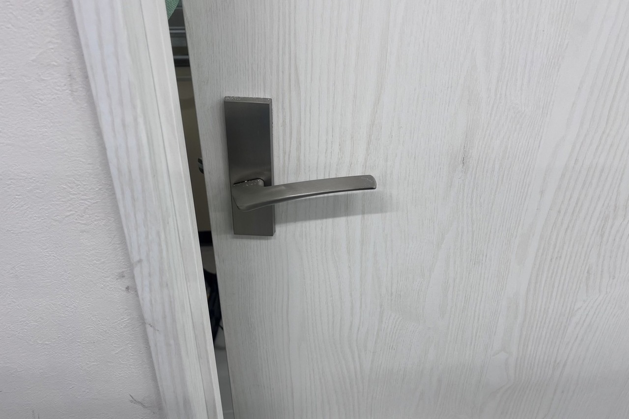 本日のご依頼は座間市にて戸建室内扉の鍵新規取り付けになります！