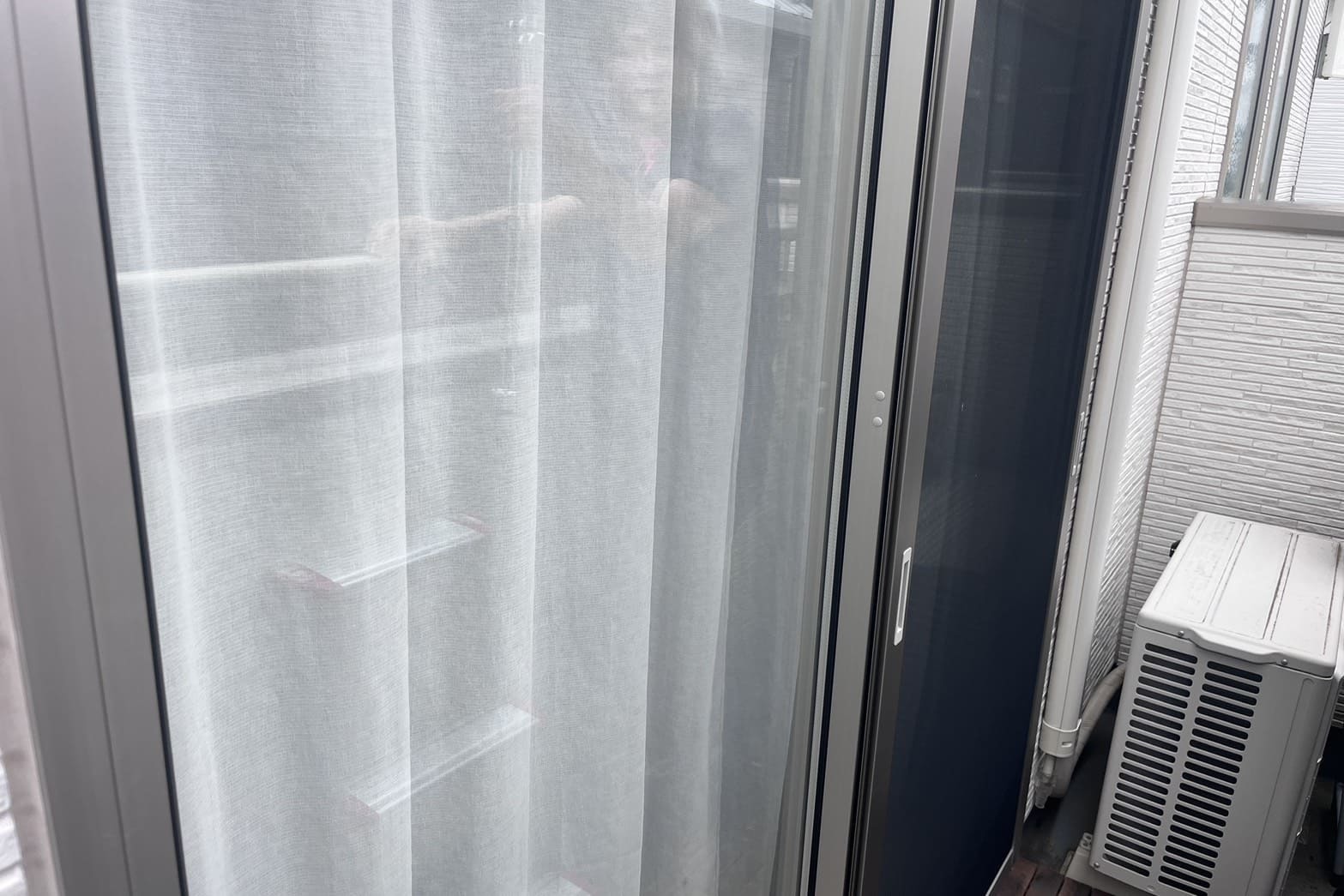 解錠前のベランダの窓（鍵が掛かっている）