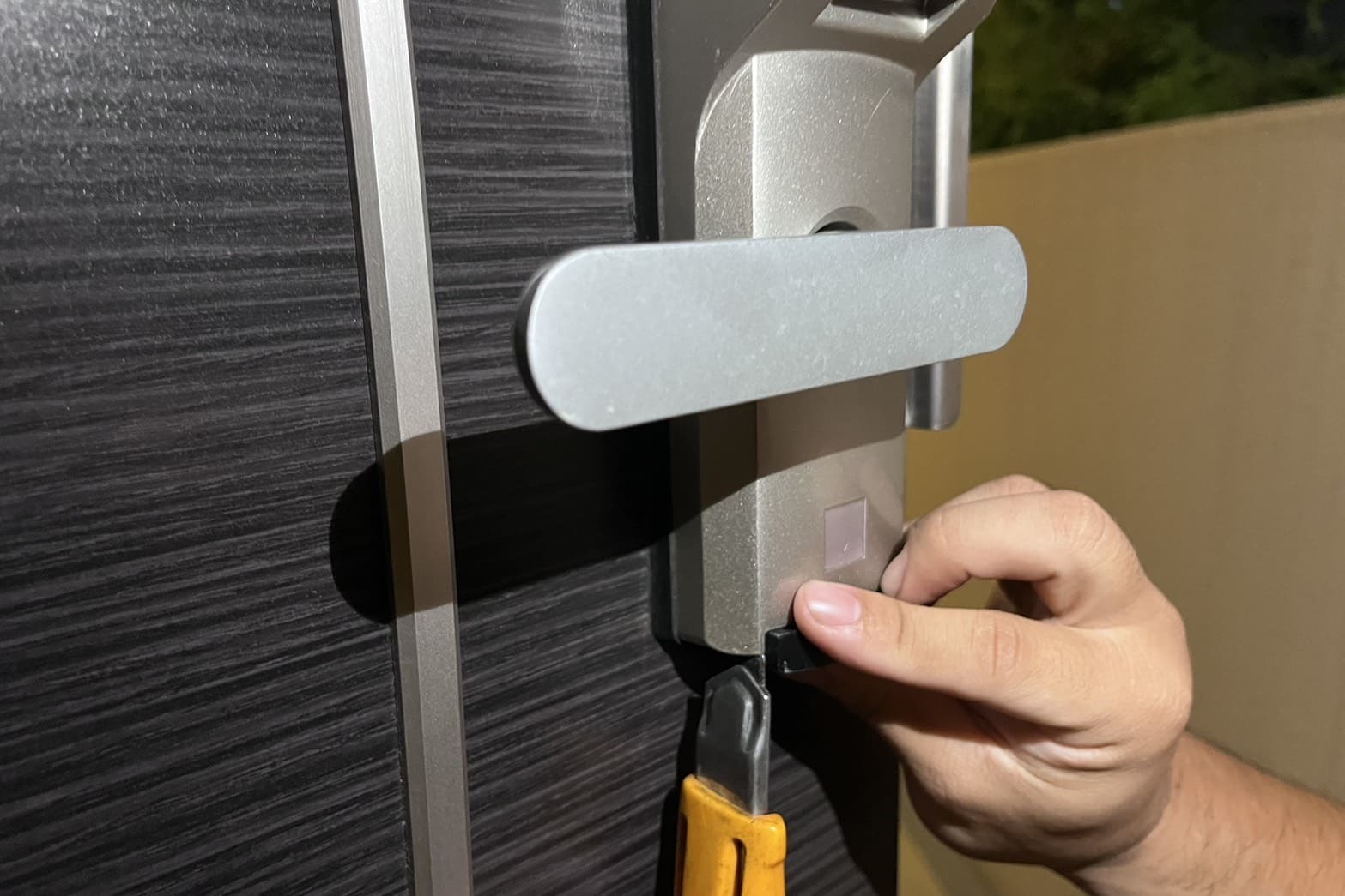 電子錠の電源が入っていない状態で電池カバーを開ける