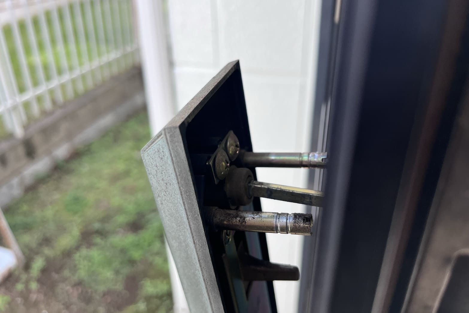 修理中の玄関の鍵（ネジの締め直し）