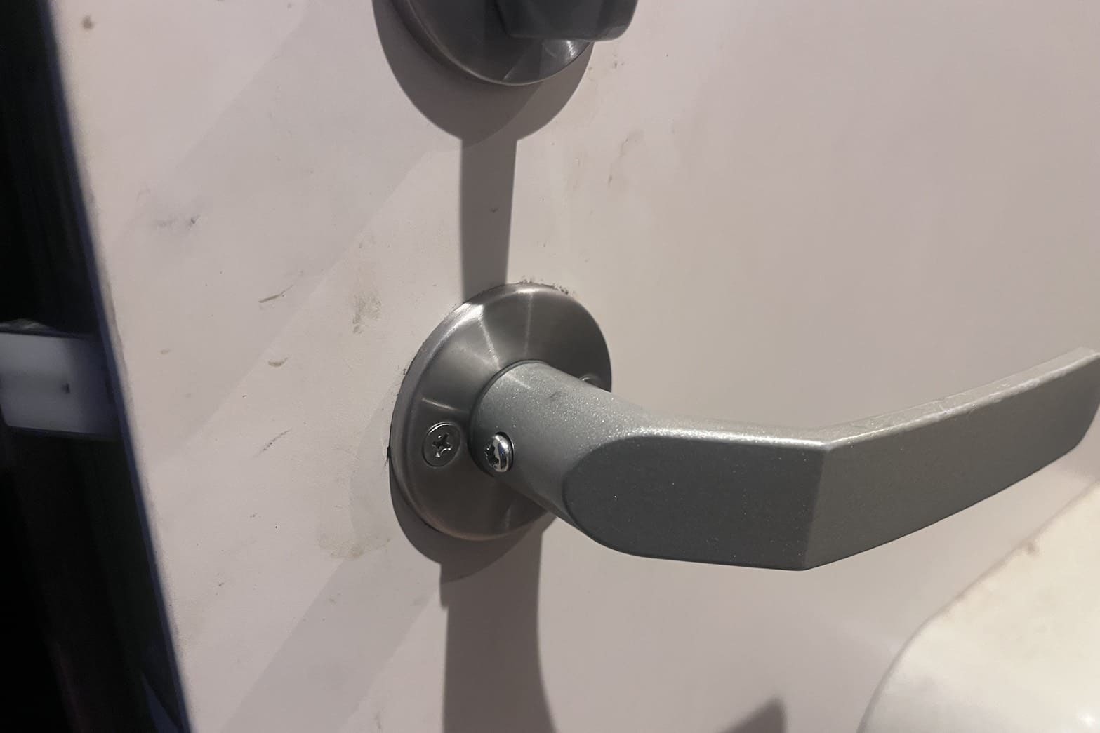 修理後の玄関ドアレバー（新しいネジでドアレバーを固定）