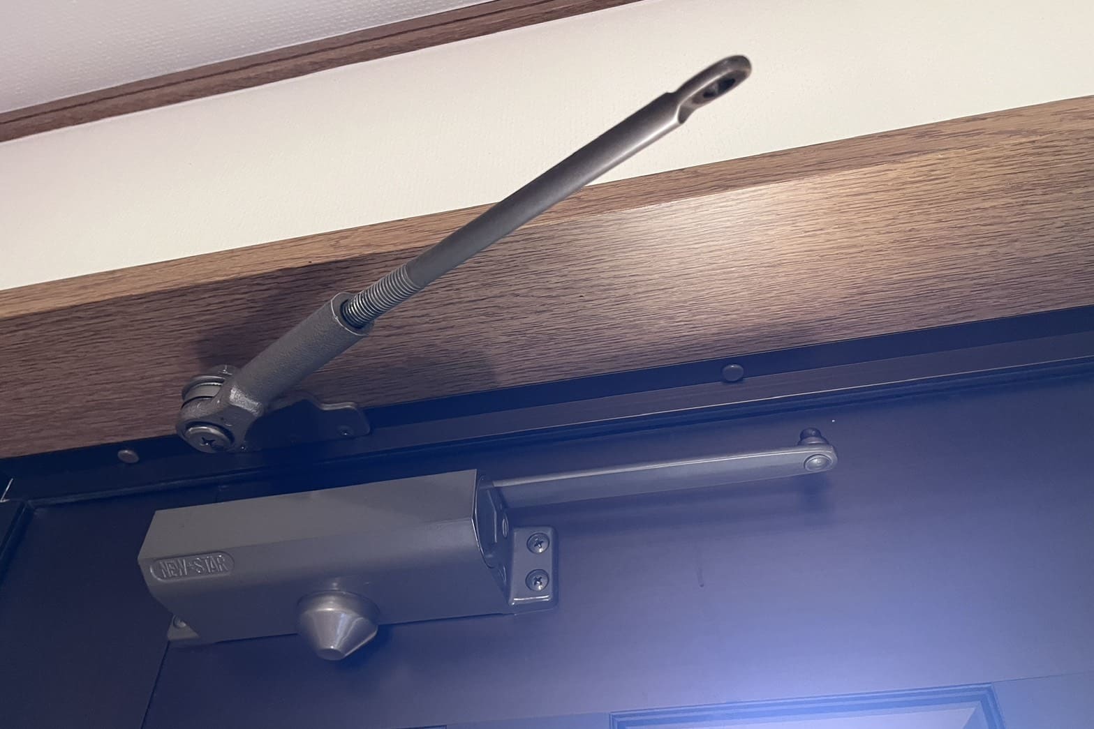 修理中のドアクローザー（アームの位置調整）