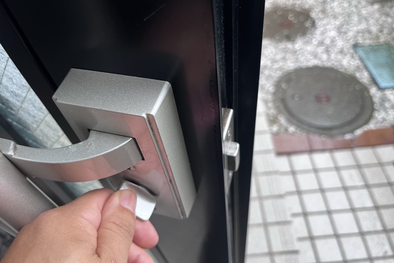 交換前の玄関の鍵（鍵が回らない）（錠ケース内部品破損）