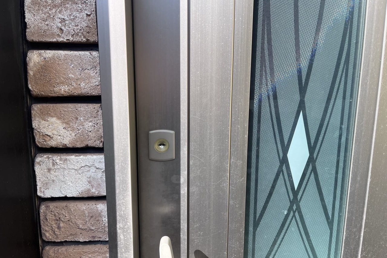 本日は伊勢原市にての玄関の鍵新規取り付けのご依頼をいただきました！