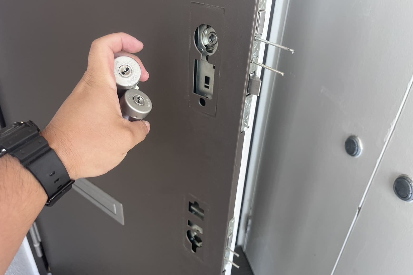 交換中の玄関の鍵（2箇所のシリンダー交換）