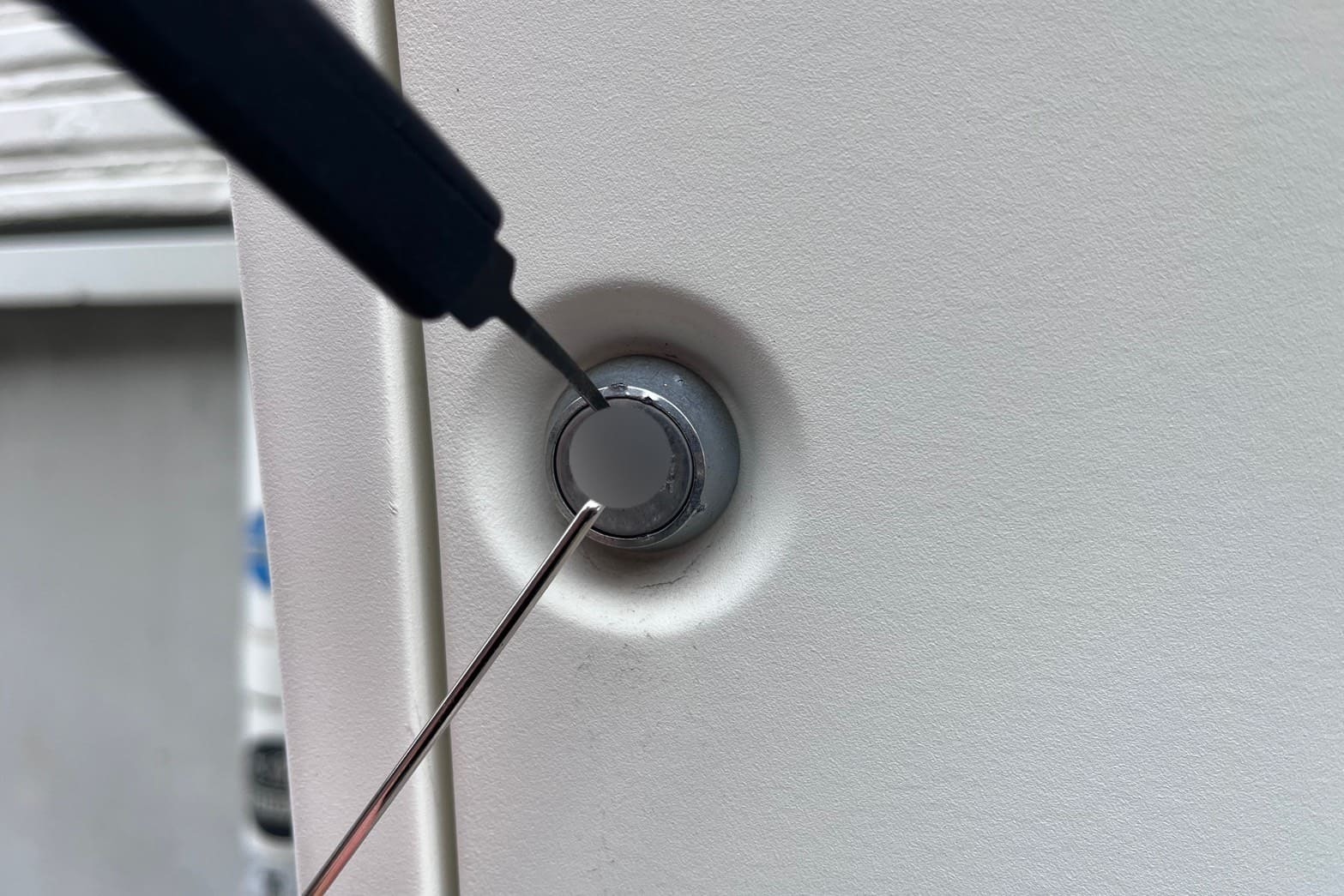 解錠中のポストの鍵（ピッキング解錠）