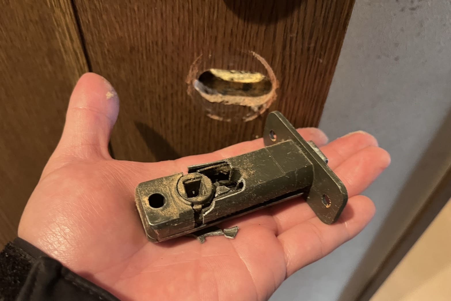 修理中のトイレの鍵（ラッチ交換）