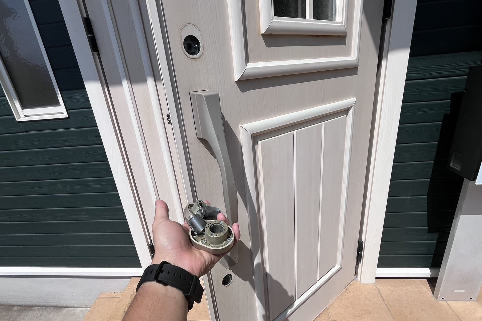 交換中の玄関の鍵（2箇所のコア交換）