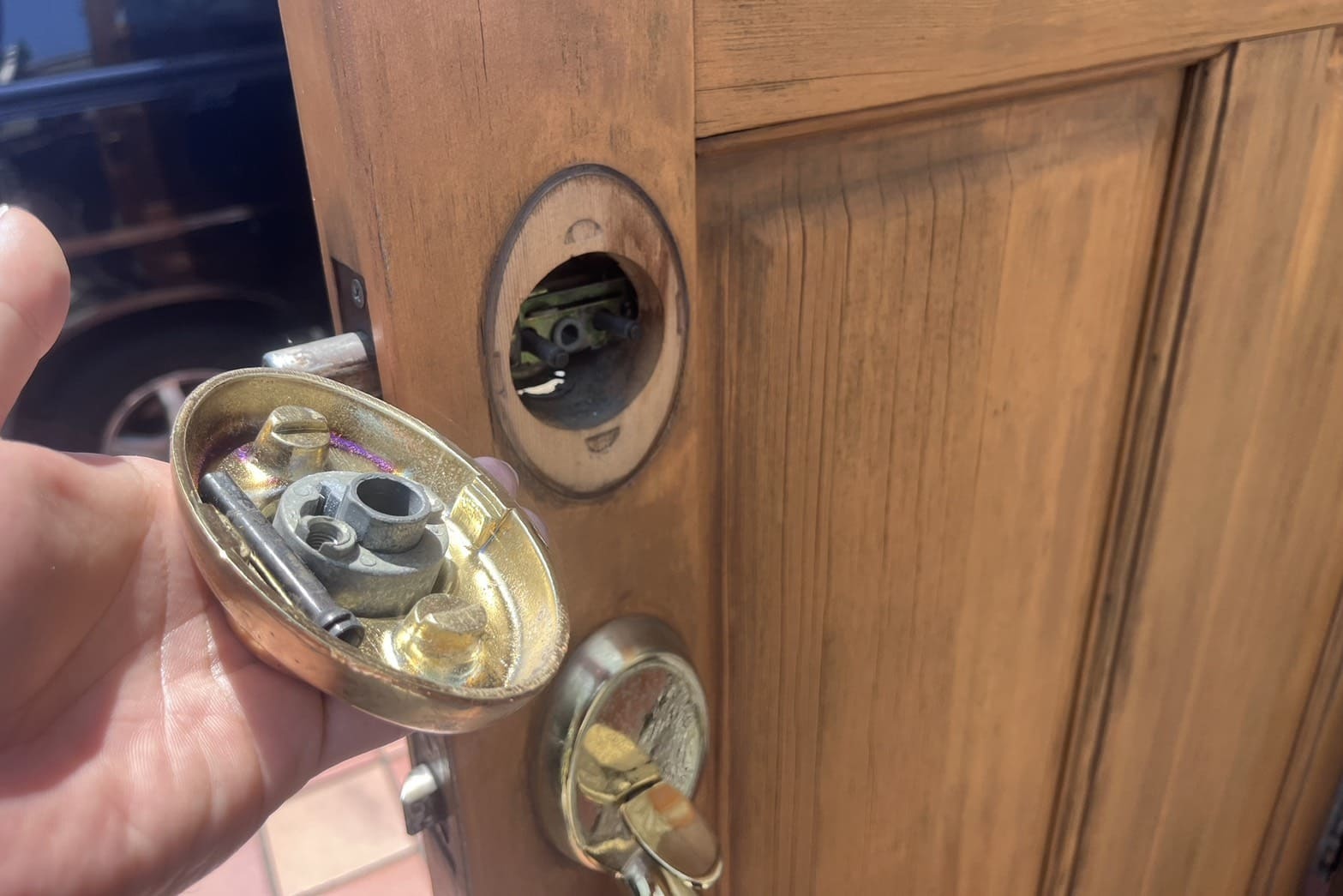 交換中の玄関の鍵（1箇所のシリンダー交換）