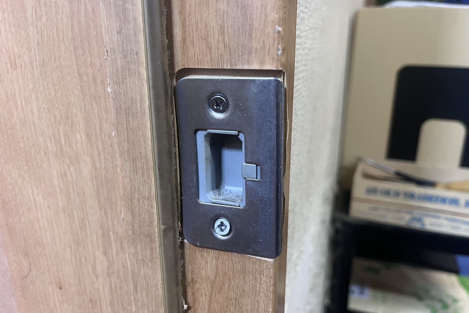 修理中の室内扉の鍵（ストライク加工）（ストライクの位置調整）