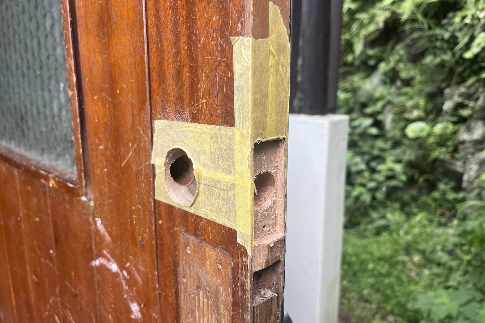 新規取付中の玄関（扉加工）