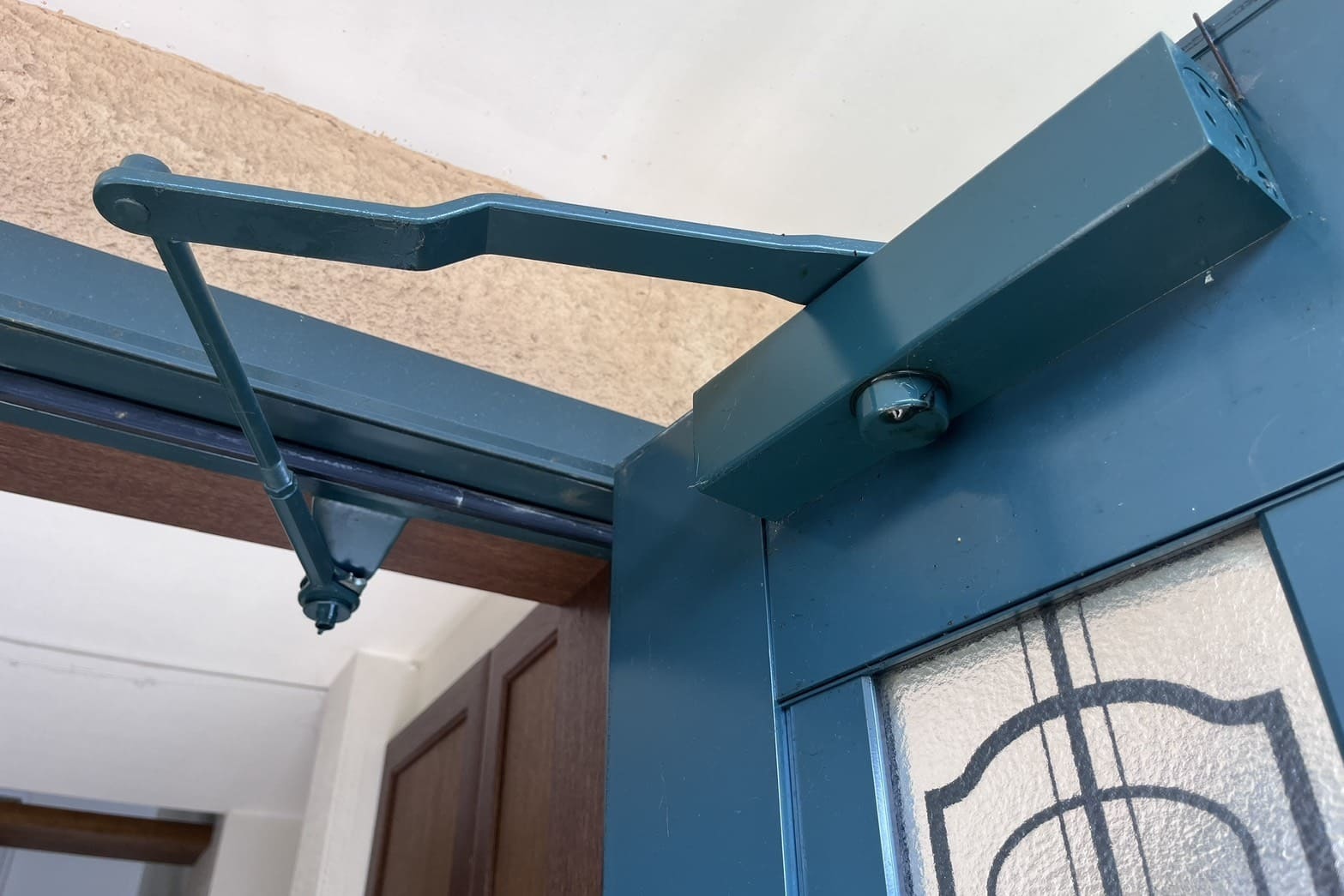 交換前のドアクローザー（油漏れ）（扉の開閉スピードがおかしい）