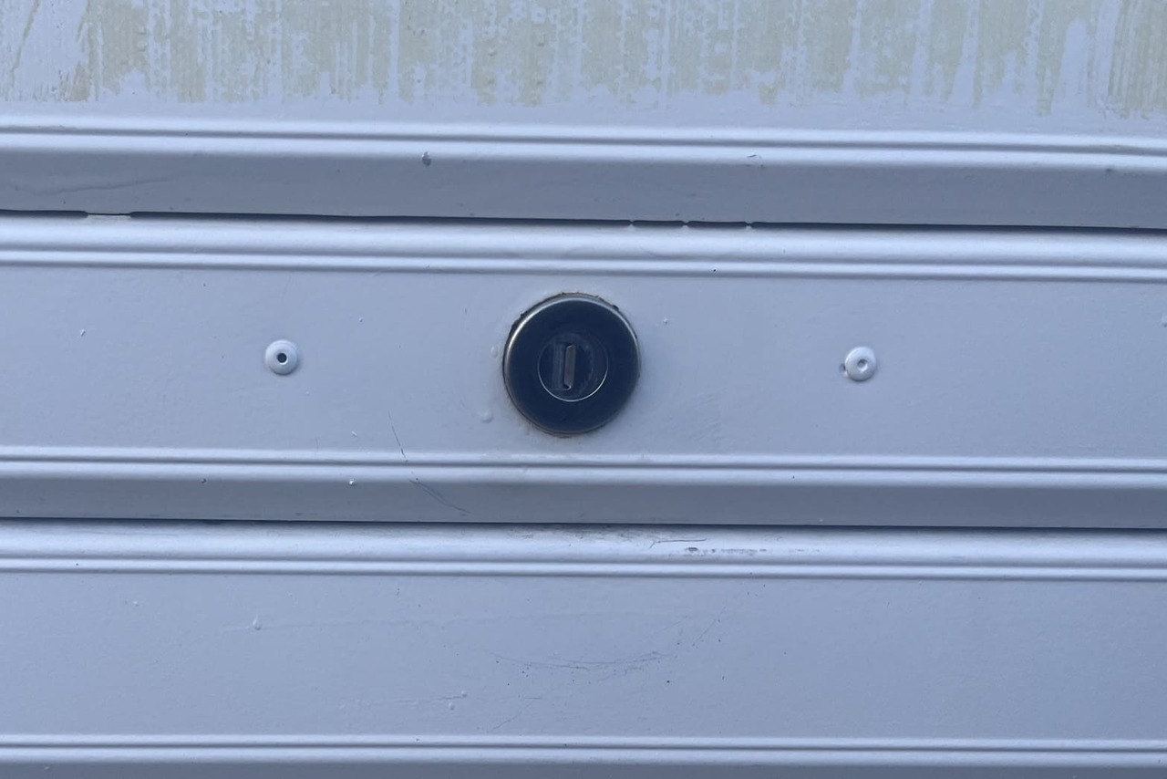 茅ヶ崎市にて店舗のシャッターの鍵解錠のご依頼（シャッターを揺らしながら鍵を回して解錠）