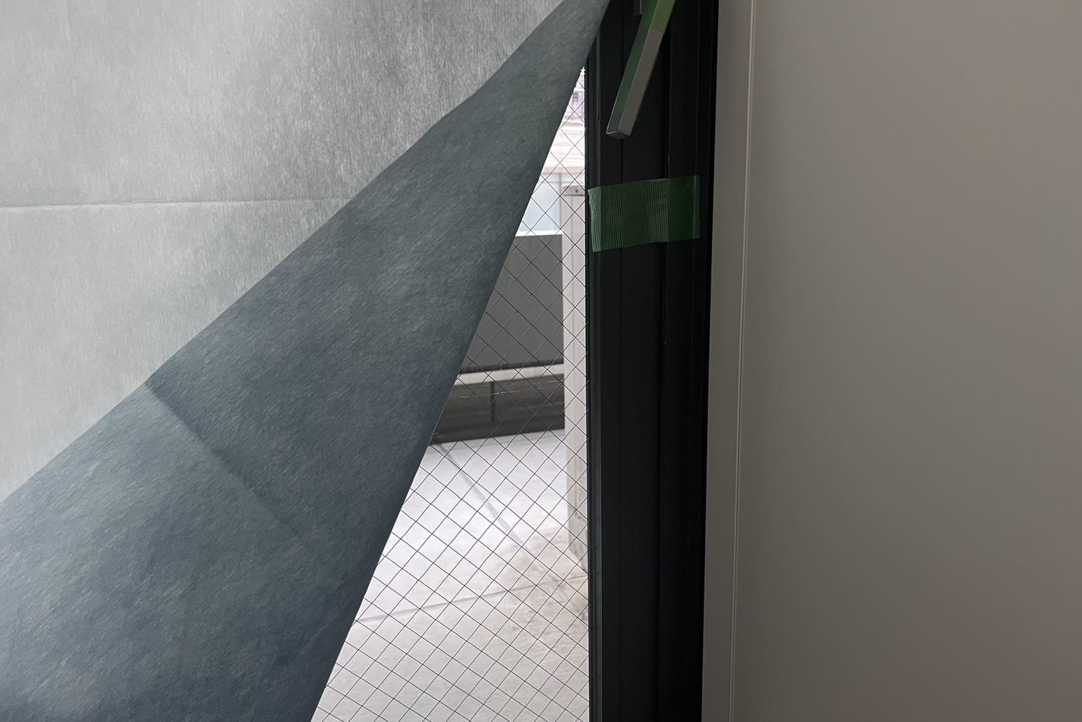 新規取付前の窓の鍵（窓の鍵が使用できなくなった）（窓が勝手に開く）