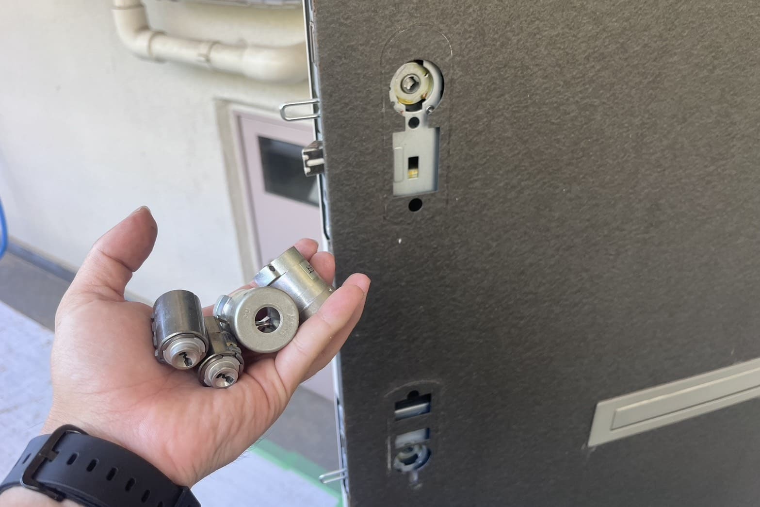 交換中の玄関の鍵（2箇所のコア交換）