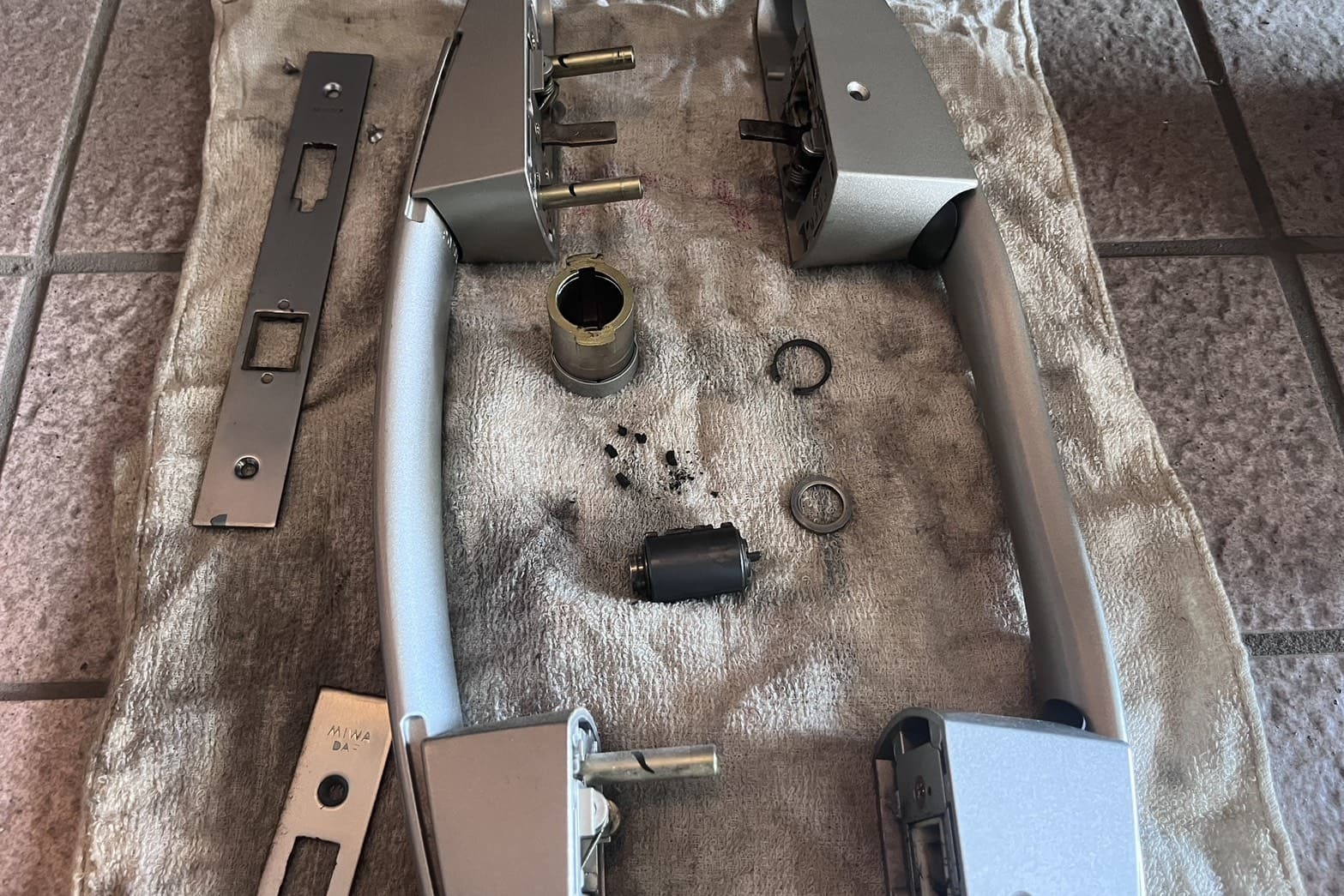 修理中の玄関の鍵（シリンダー洗浄）