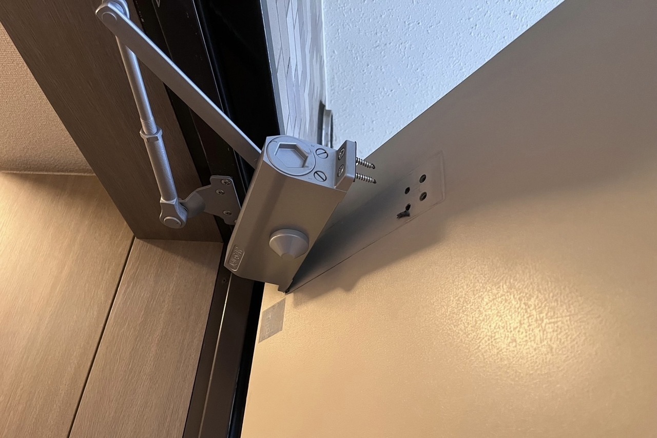 本日は海老名市にて玄関ドアクローザーの修理のご依頼をいただきました！