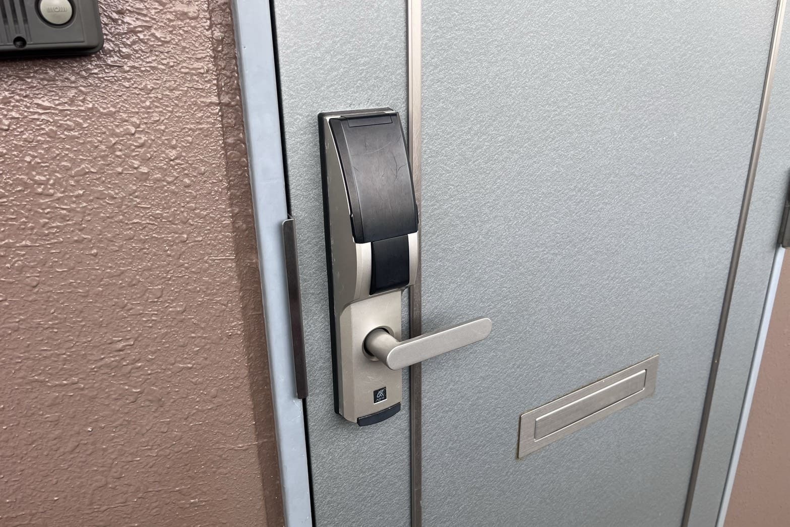 修理前の玄関の鍵（電子錠）（扉が開けづらい）