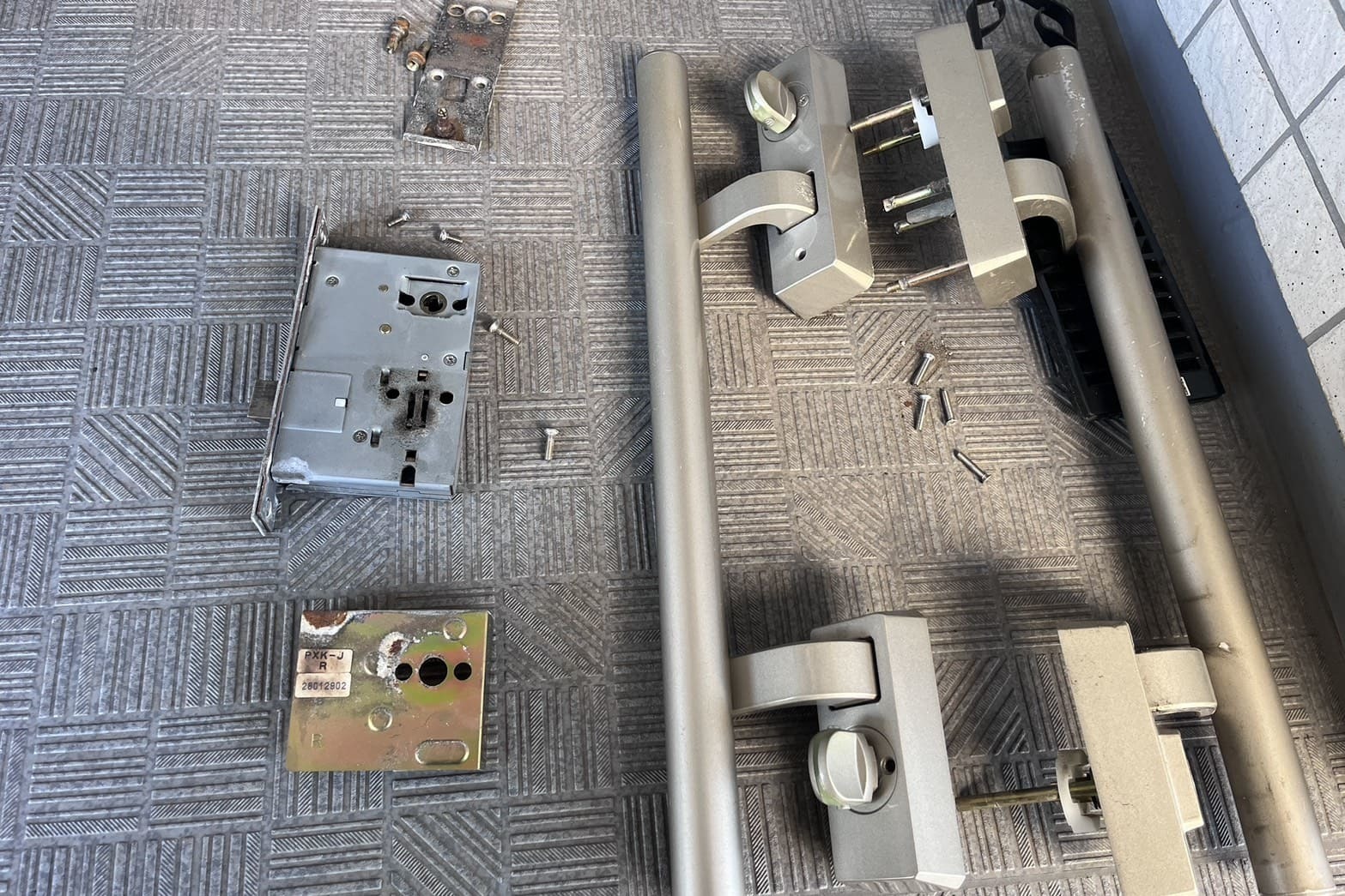 修理中の玄関の鍵（錠ケース洗浄）