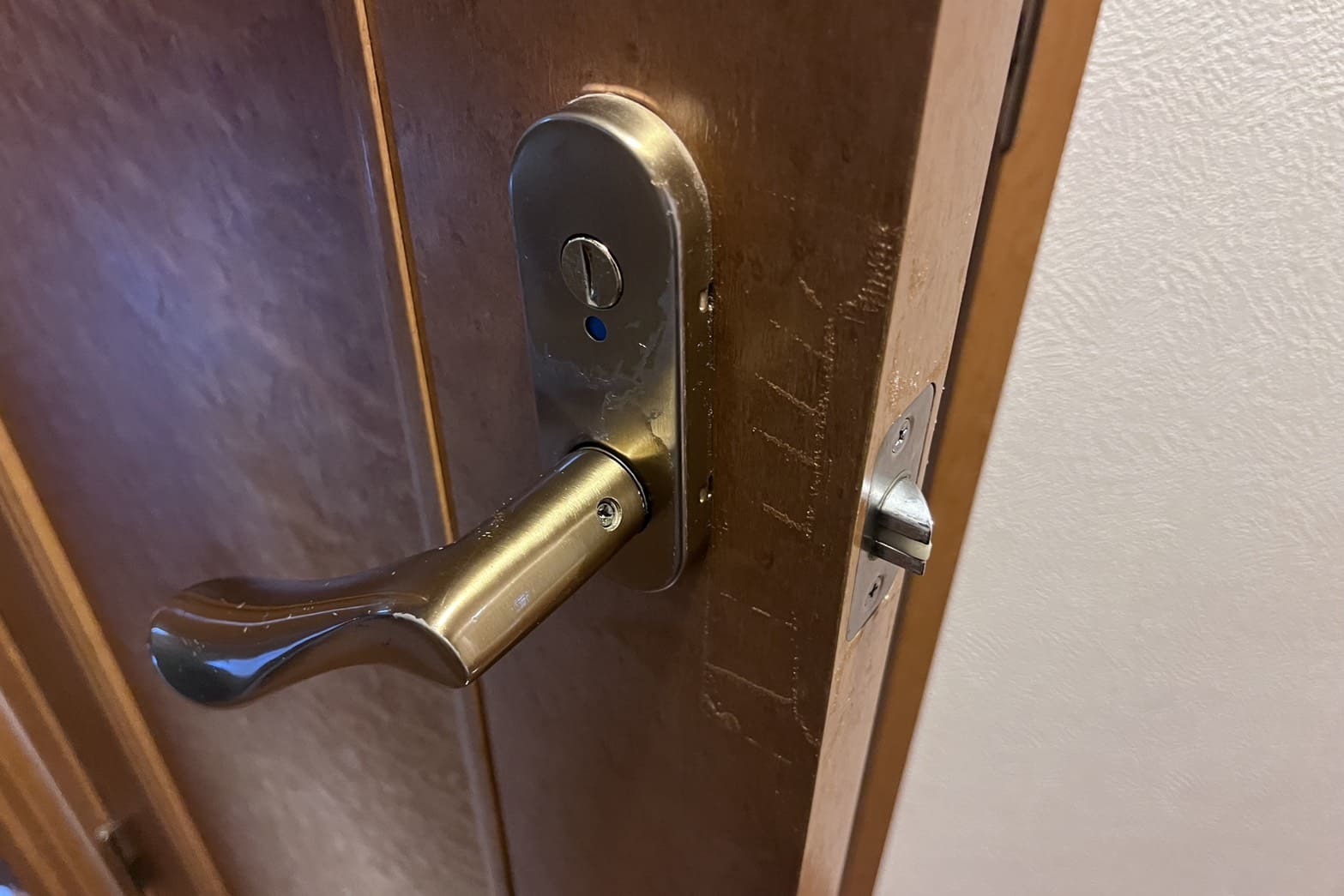 交換前のトイレの鍵【GIKEN】（ラッチが動かない）