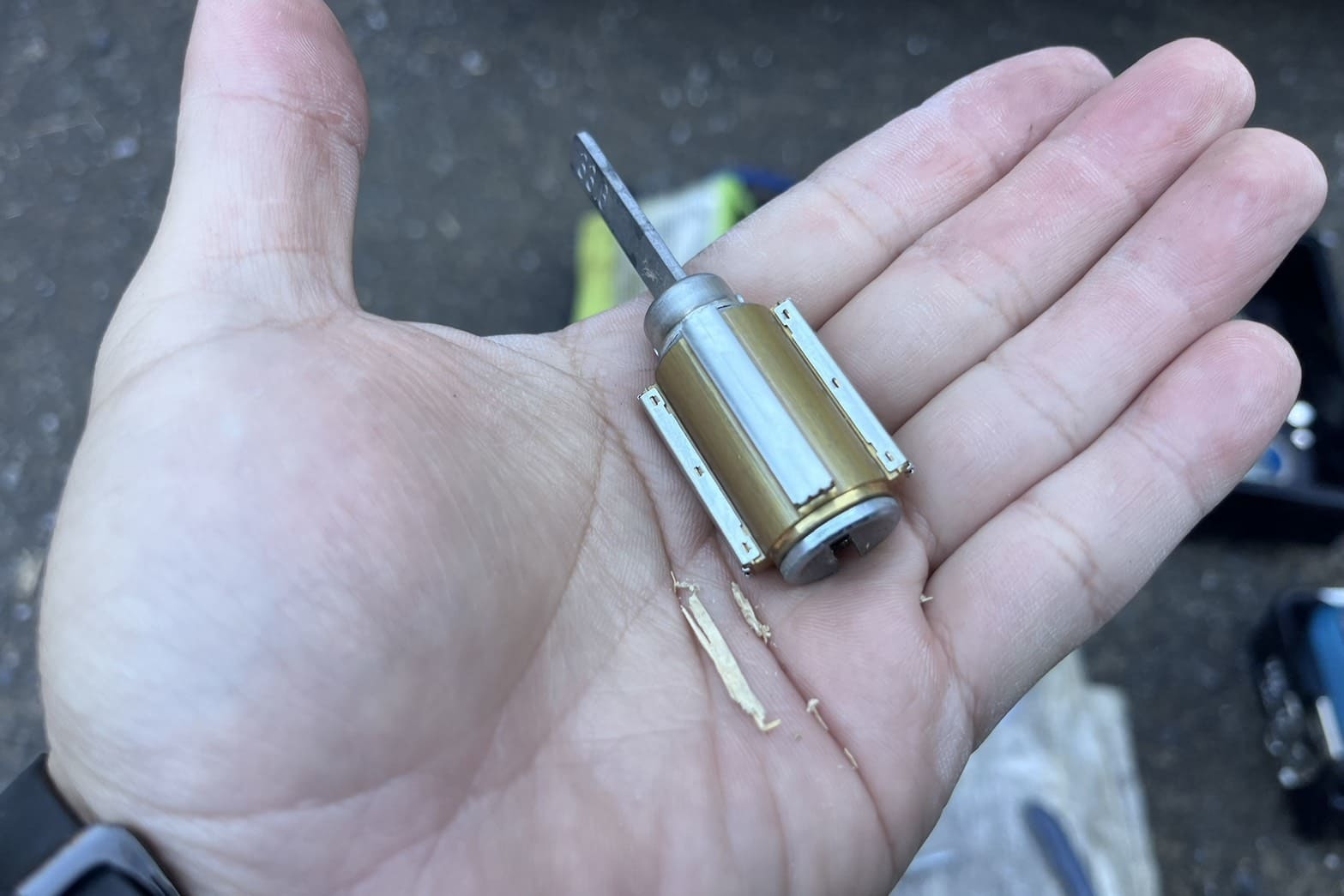 異物を取り除いている最中の玄関の鍵（異物の除去）