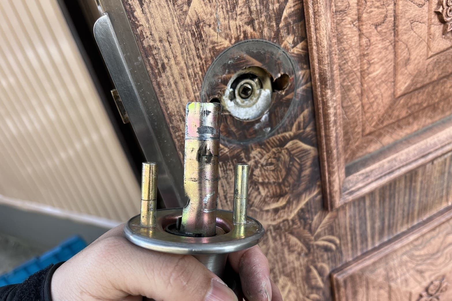 修理中の玄関の鍵（ドアノブのブレード破損）（エスカッションで処置）