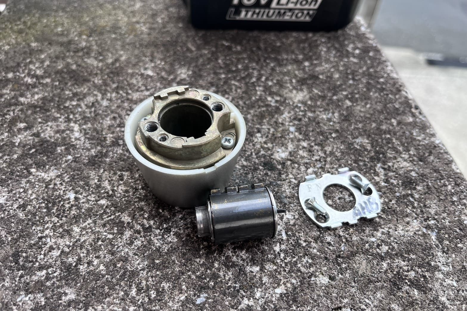 修理中の玄関の鍵（シリンダー洗浄）