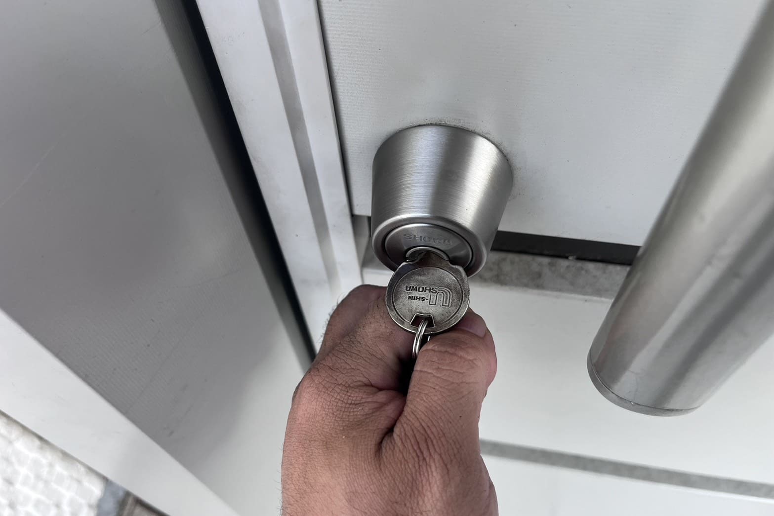 修理後の玄関の鍵（鍵がスムーズに差さる様に）