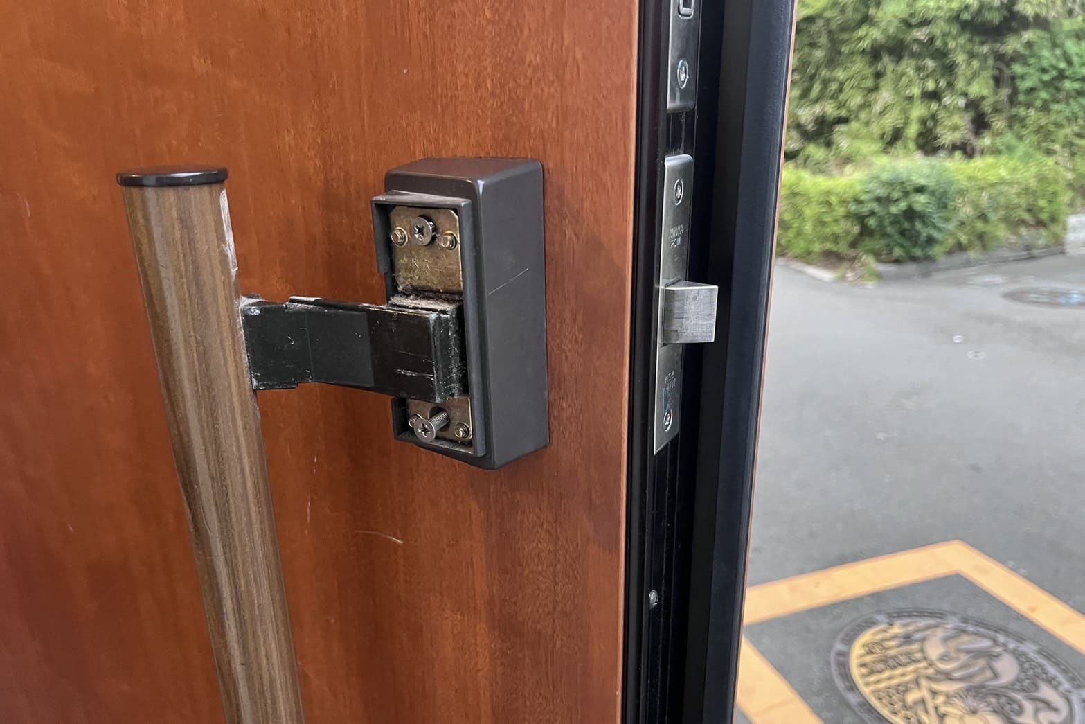修理中のドアノブ（ネジの緩み）