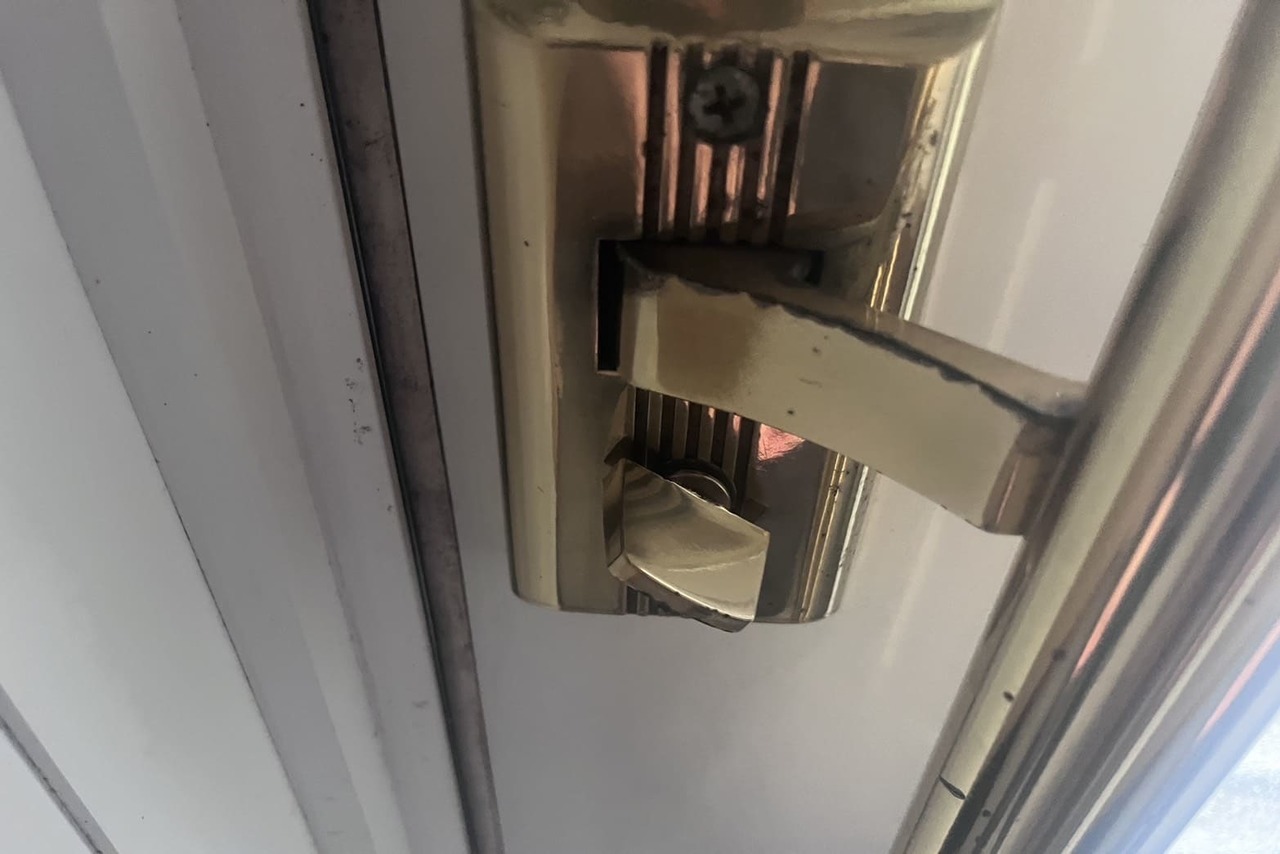 横須賀市にて玄関の鍵修理のご依頼（ストライクの位置調整）