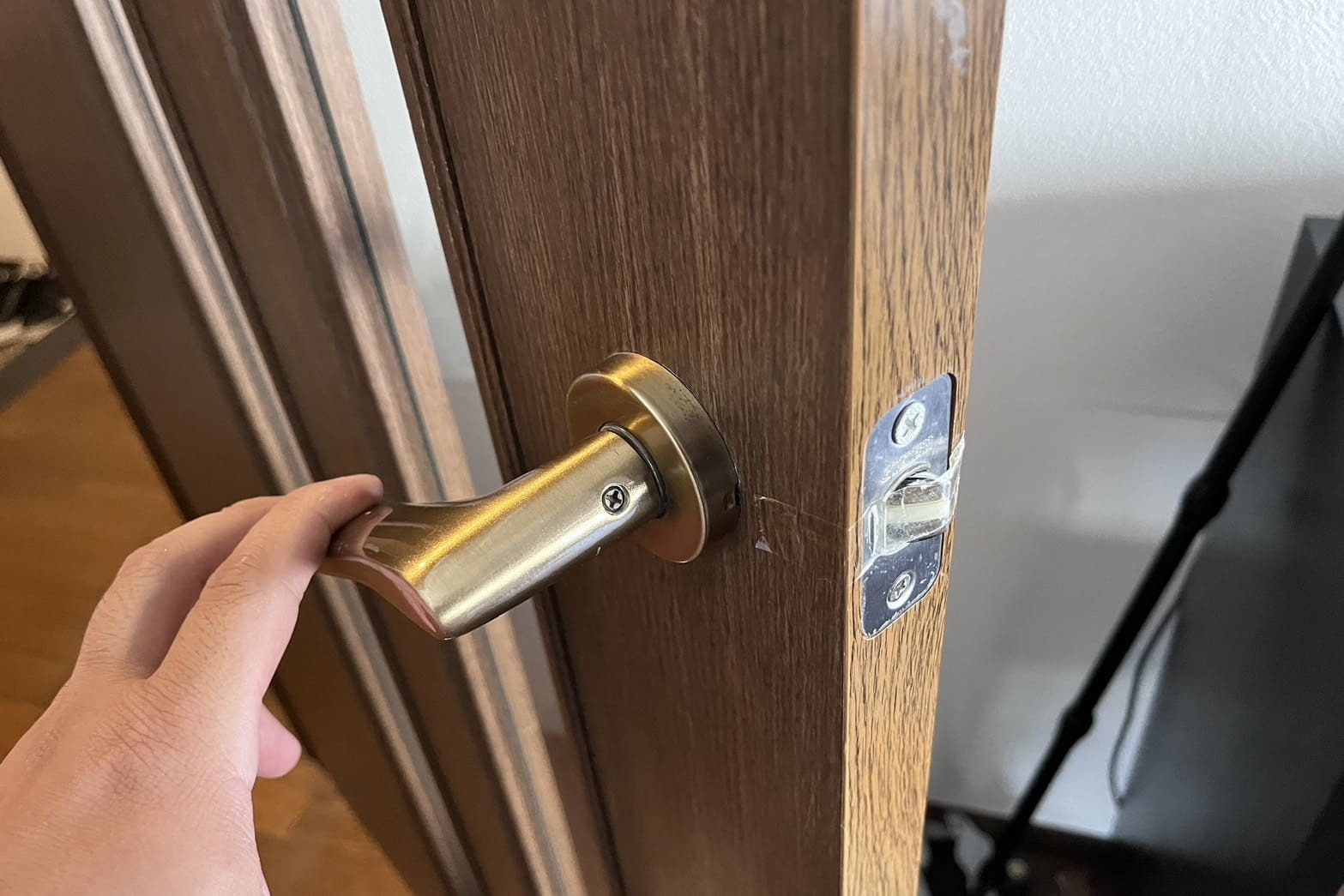 交換前の室内扉の鍵（ラッチが引っ込まない）