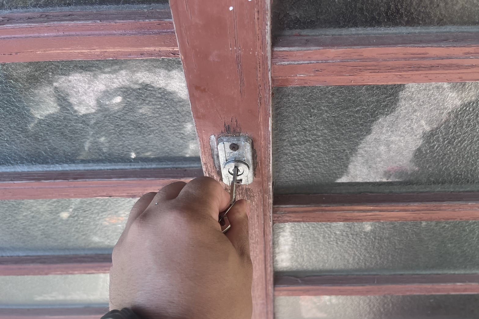修理後の玄関の鍵（鍵が掛かる様に）