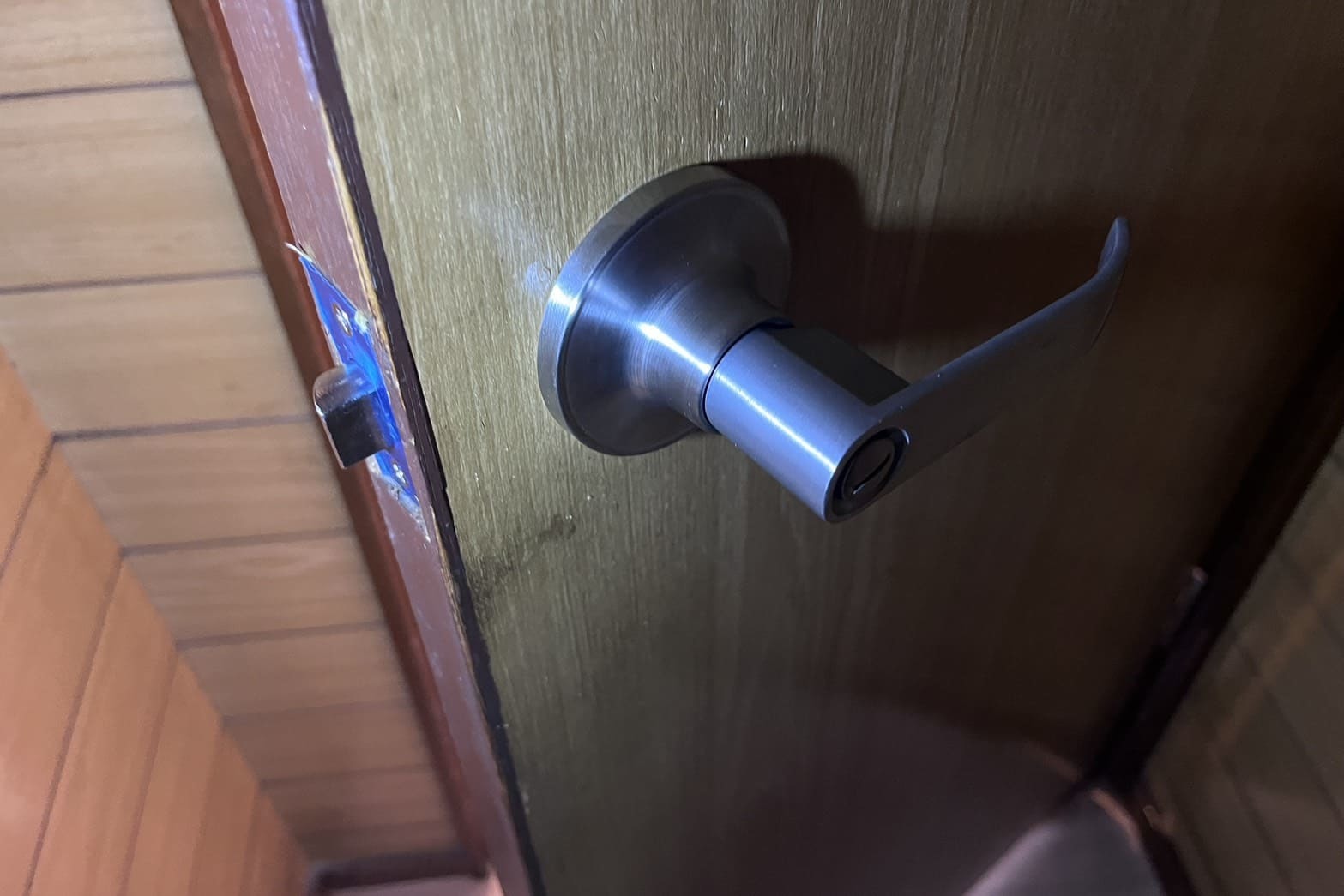 交換後の室内扉（新しいドアノブ）