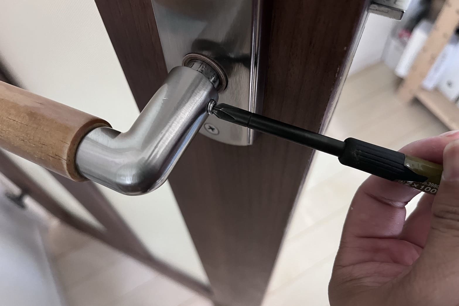 修理中のドアレバー（ネジの緩み）
