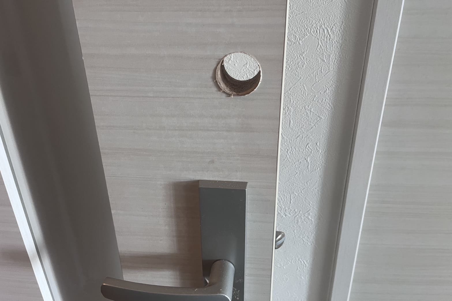 新規取り付け中の室内扉(扉に穴開け)