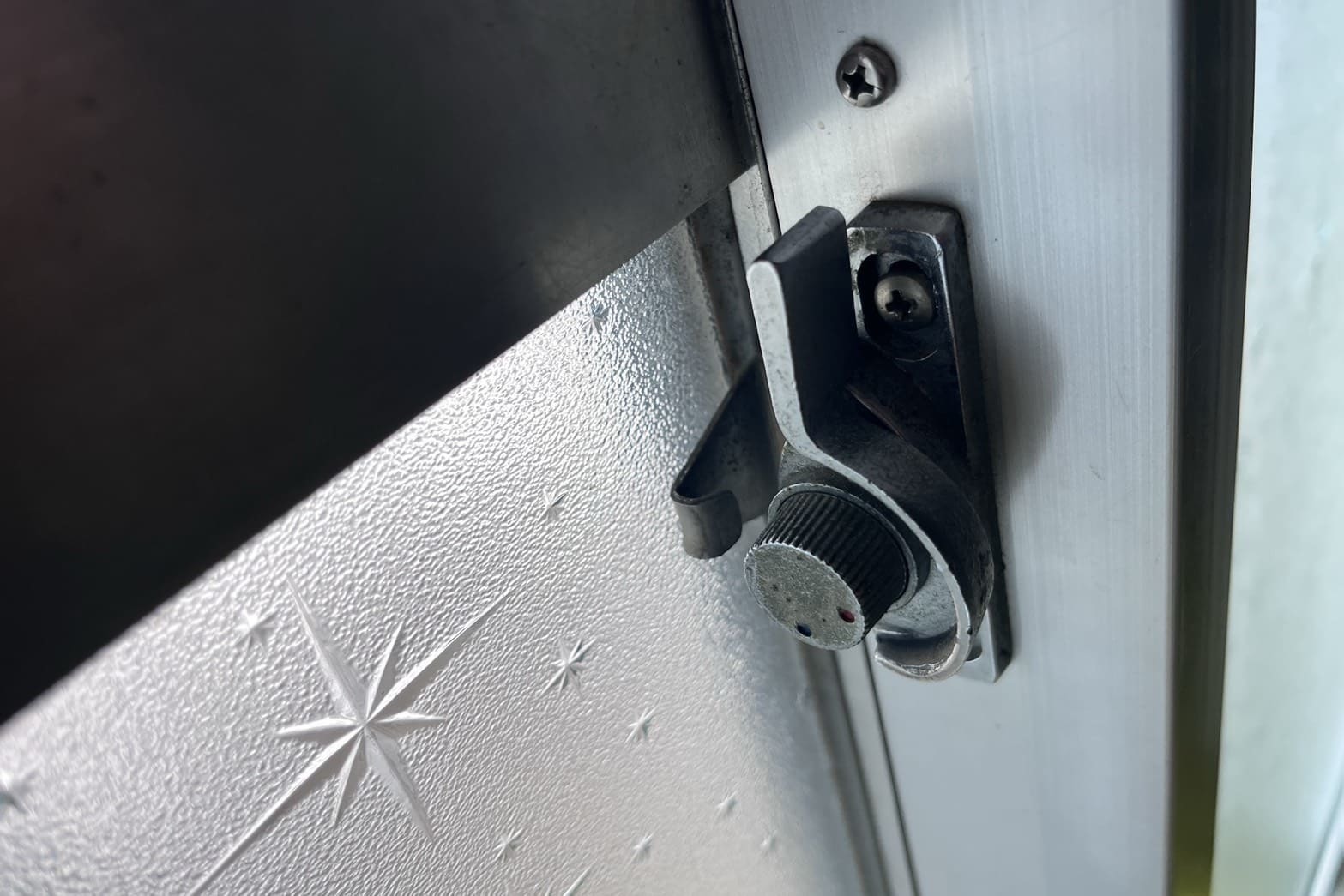 交換前のクレセント（レバーが緩い）