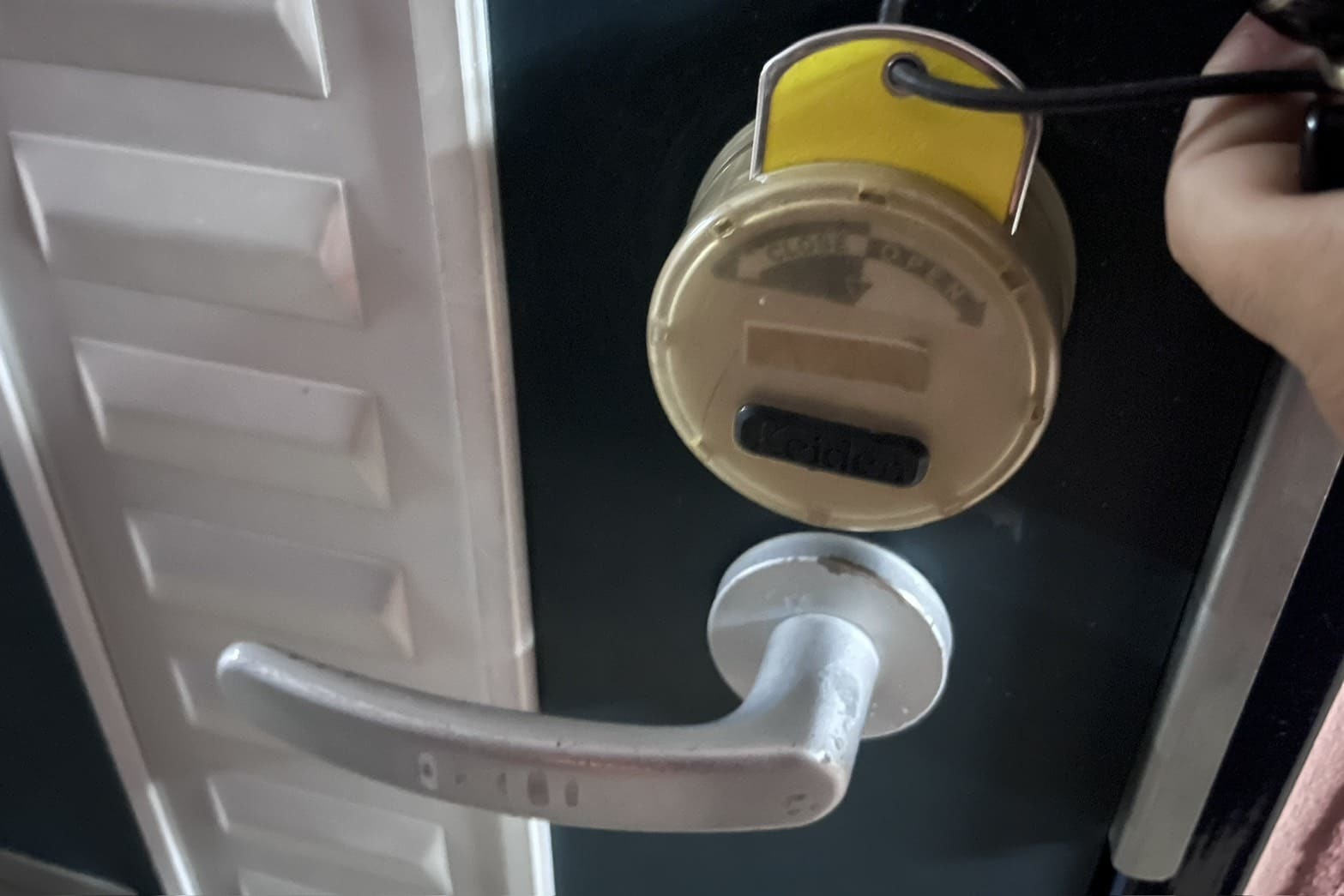 解錠中の玄関の鍵（特殊解錠）