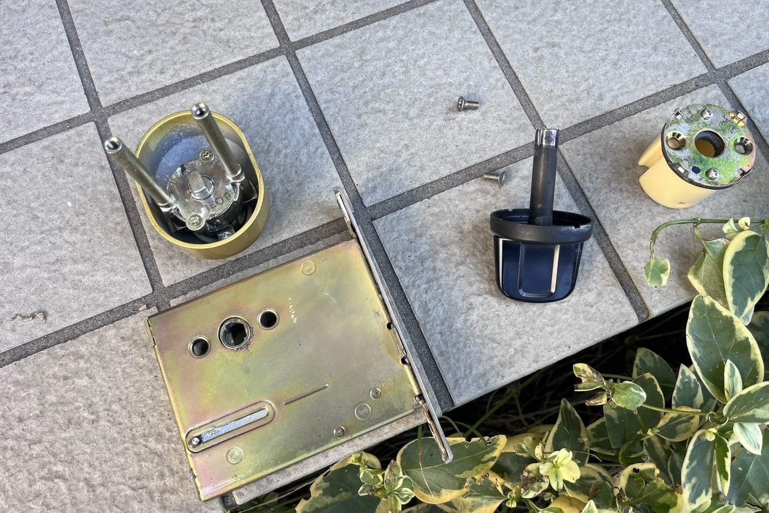 修理中の玄関の鍵（錠ケース洗浄）