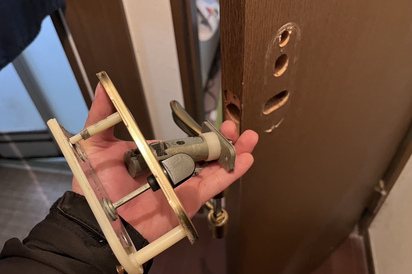 交換中のトイレの鍵（表示錠一式交換）