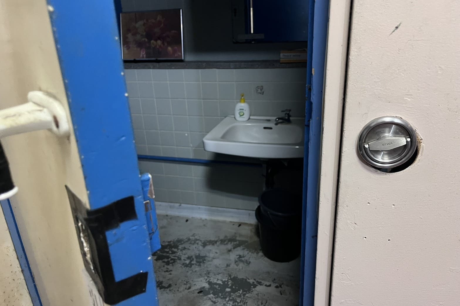 開錠後のトイレの鍵（鍵が壊れ扉を開ける事に成功）