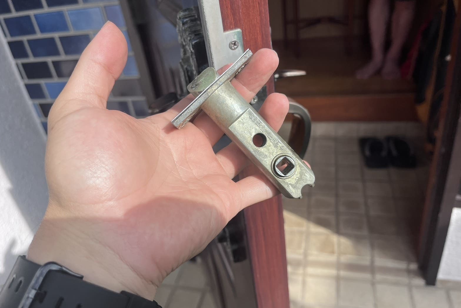 修理中の玄関の鍵（ラッチの取り外し）