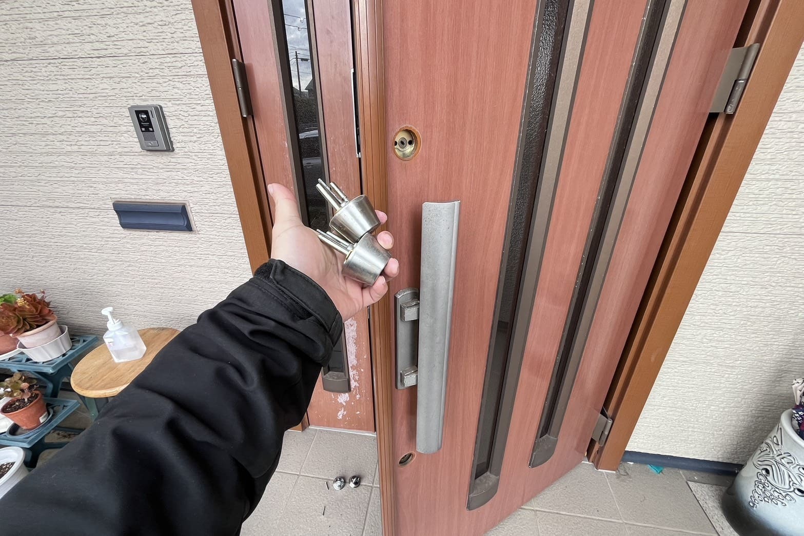 交換中の玄関の鍵（2箇所のシリンダー交換）