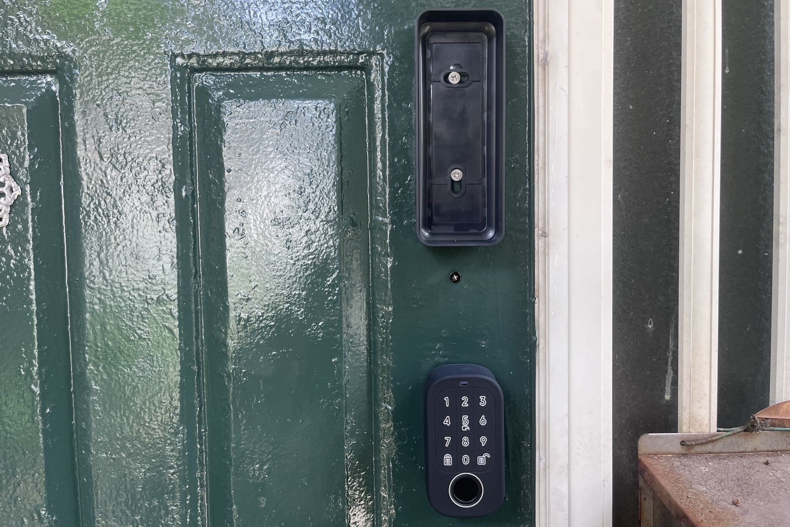 新規取付中の玄関（インターフォンの受け部分の取付）