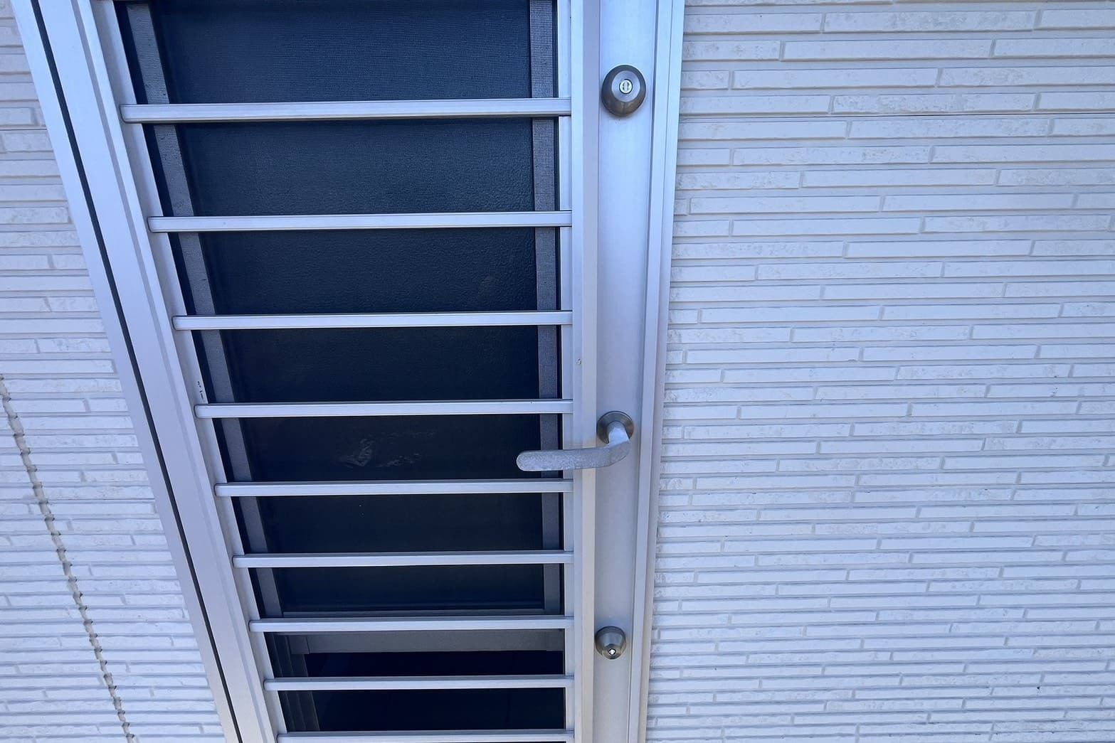 交換後の勝手口の鍵（鍵を使用しての開閉ができない状態に）