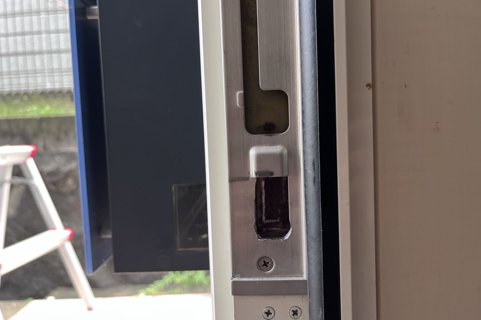 修理中の玄関の鍵（ストライク加工）