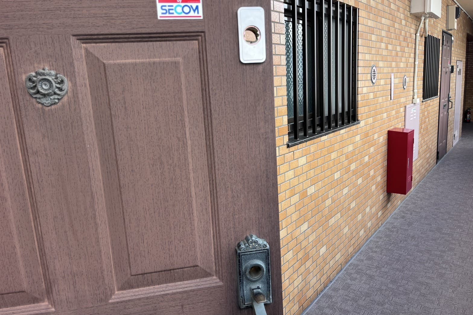 交換中の玄関の鍵（2箇所のシリンダー交換）（コア交換）