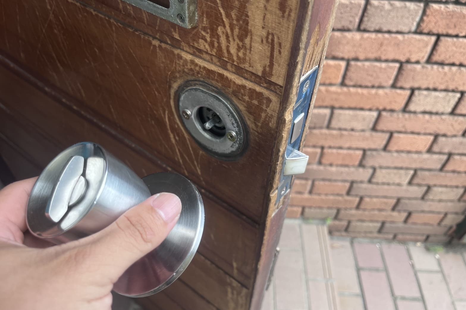 修理前の玄関の鍵(ドアノブが外れた)(ドアノブを取り付けられない)