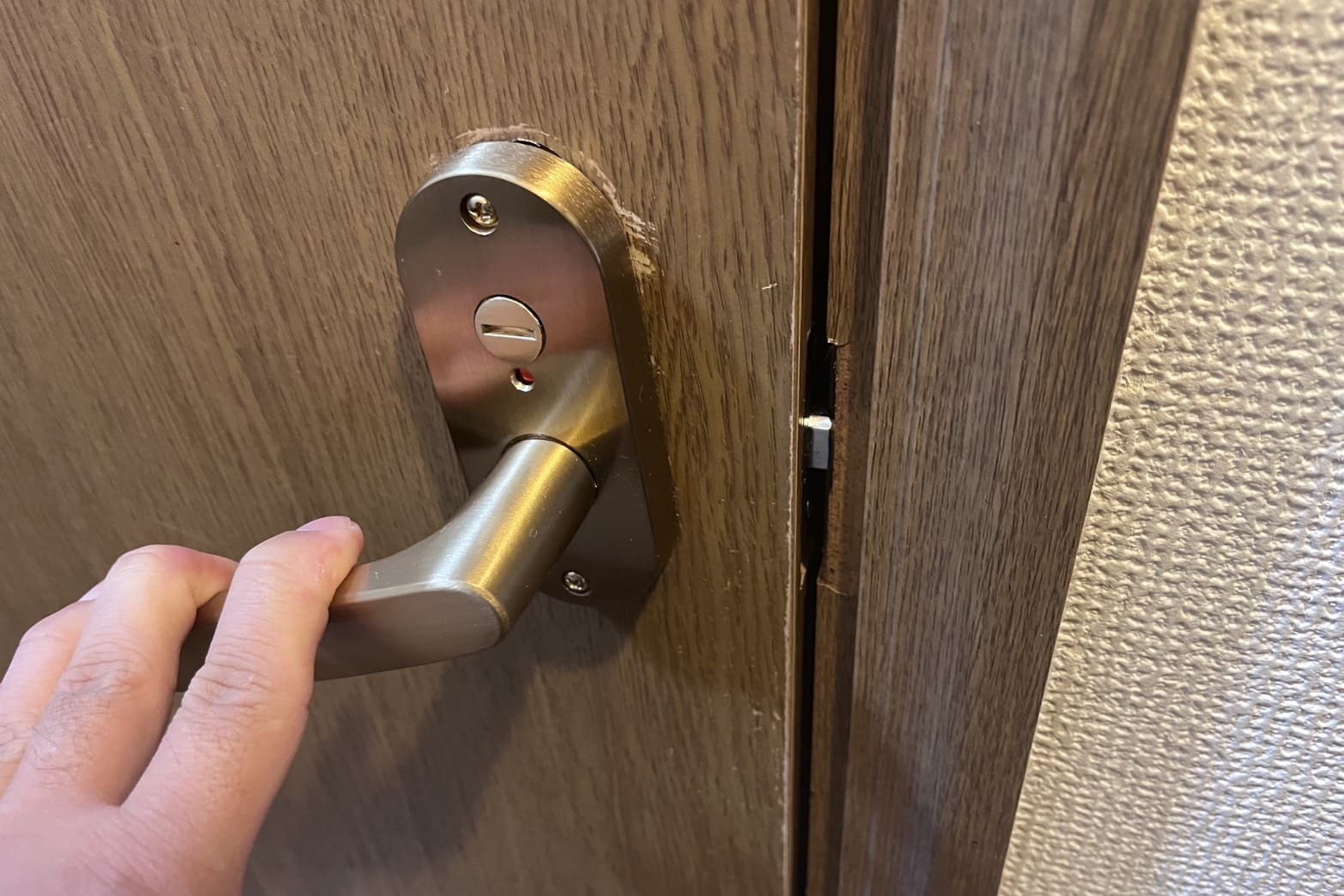 修理前の室内扉の鍵（新しく取り付けた鍵が使えない）（規格違いの鍵）