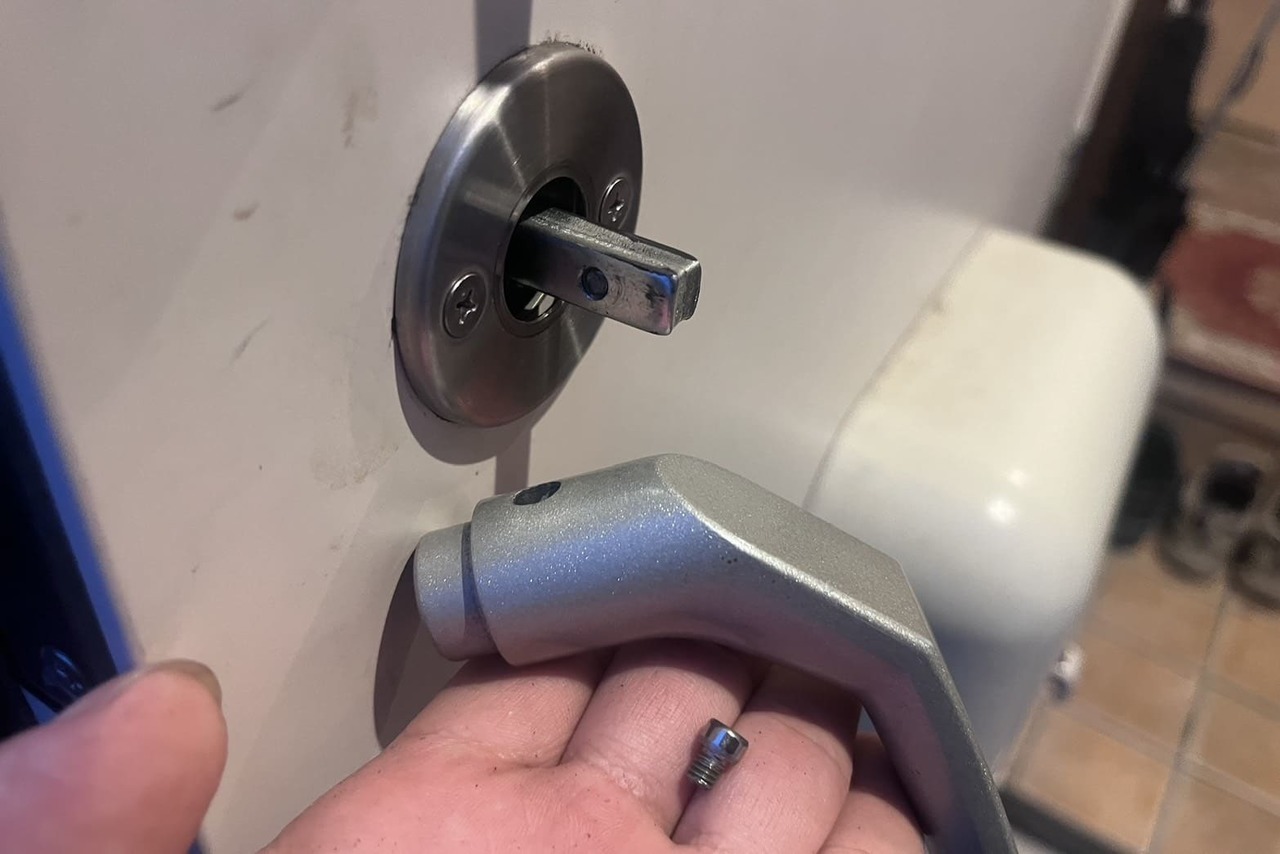 藤沢市にて戸建の玄関のドアレバー修理のご依頼（ドアレバー取り付け直し）